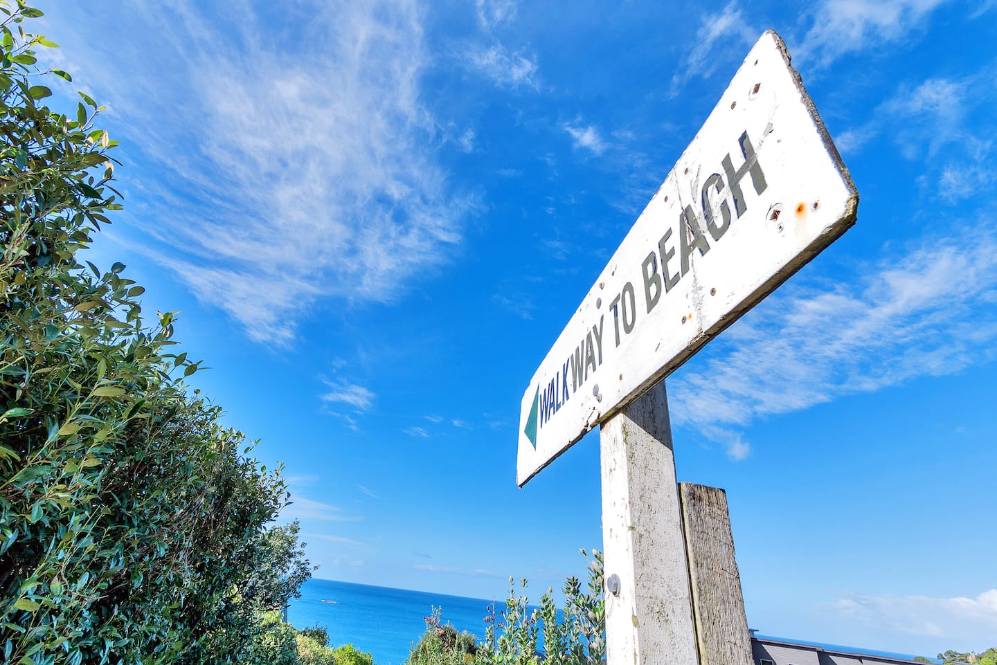 Sign pointing to the walkway to the beach
